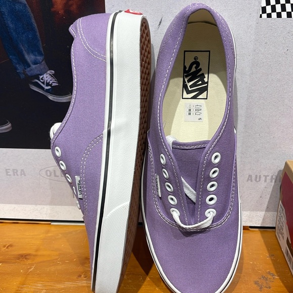 • Vans WMNS Authentic Chalk Violet/True White
VN0A5HZS9GD
Sneakers - Picture 15 of 16